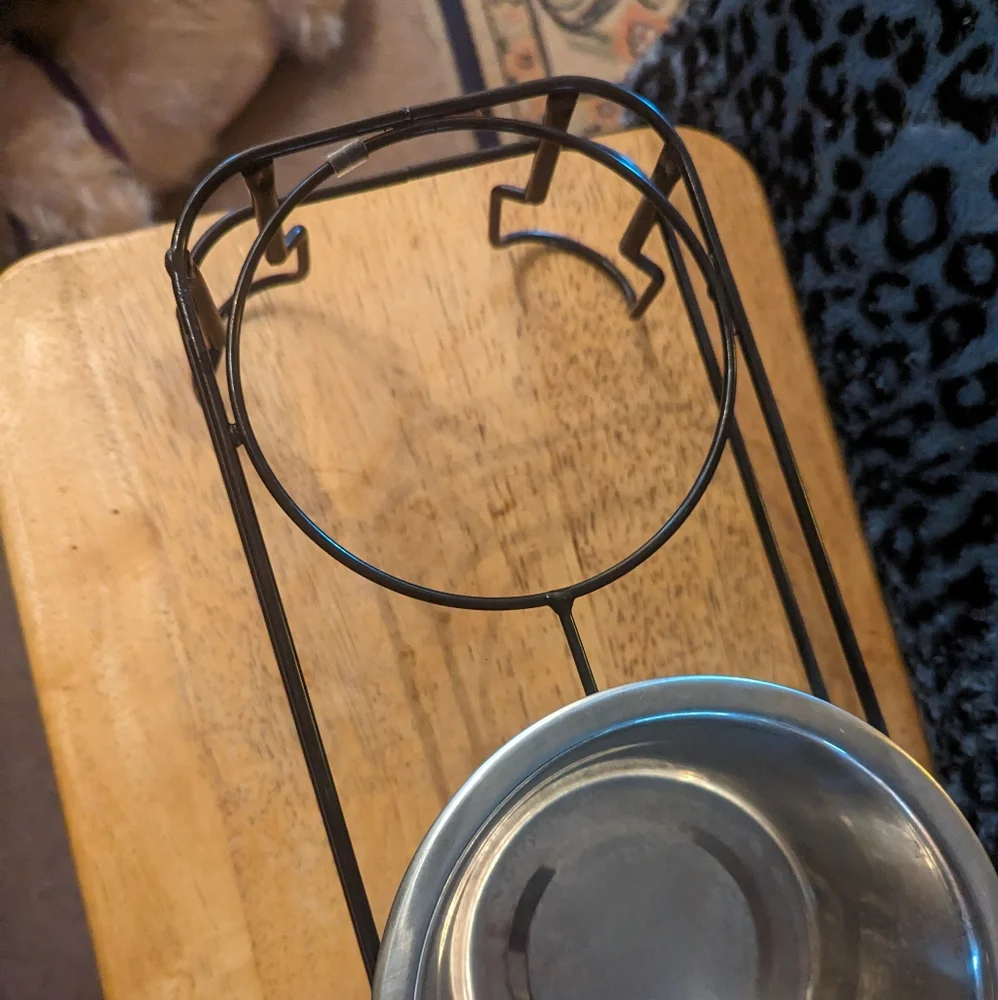 NWOT Metal Dog Bowls & Stand